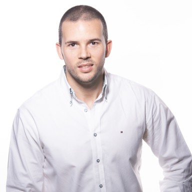 hombre joven con camisa blanca conferencista carlos fernandez cafe make it happen