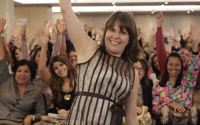 grupo de mujeres con el razo mevantada en un evento de make it happen